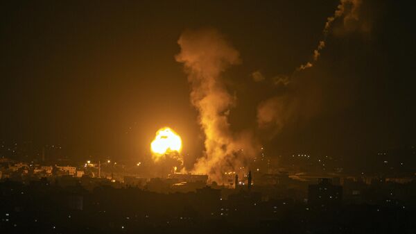 Последствия израильского авиаудара на севере сектора Газа поздно вечером во вторник, 2 мая 2023 года.  - Sputnik Ўзбекистон