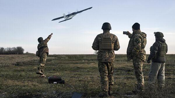 Украинские солдаты запускают беспилотник близ Бахмута (Артемовска), Донецкая область. - Sputnik Ўзбекистон