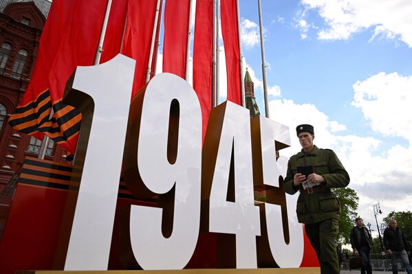 Инсталляция в честь Дня Победы возле Кремля в Москве. - Sputnik Узбекистан