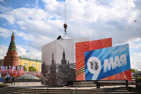 На Манежной площади в Москве устанавливают украшения в преддверии празднования 78-й годовщины Победы над фашистской Германией. - Sputnik Узбекистан