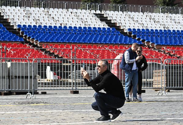 Мужчина фотографирует Красную площадь в преддверии Дня Победы - Sputnik Узбекистан