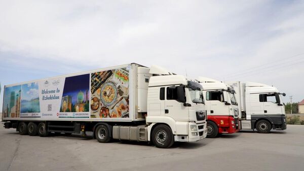 В целях широкого продвижения туристического потенциала Узбекистана за рубежом грузовые автомобили брендированы слоганом  .  - Sputnik Узбекистан