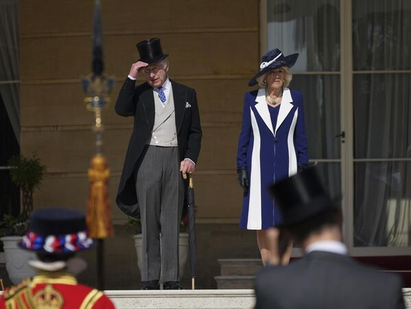 Британский король Карл III и его супруга Камилла стоят на ступенях во время Садовой вечеринки в Букингемском дворце.  - Sputnik Узбекистан
