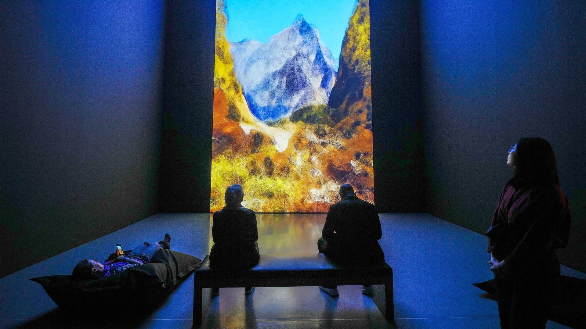 Картина, созданная при помощи ИИ, на выставке Грезы о природе — генеративные ландшафты в художественном музее Кунстпаласт в Дюссельдорфе, Германия - Sputnik Узбекистан, 1920, 11.06.2023