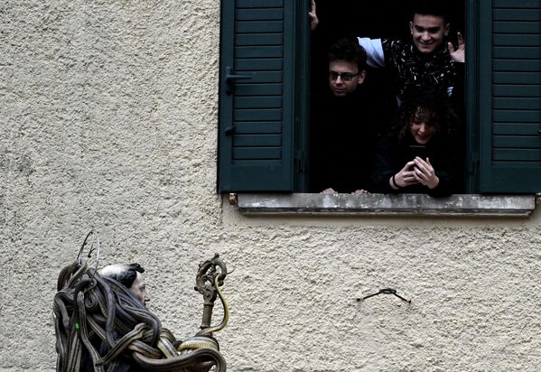 Верующие несут статую Святого Доменико, покрытую живыми змеями, во время ежегодного шествия в Италии.  - Sputnik Узбекистан