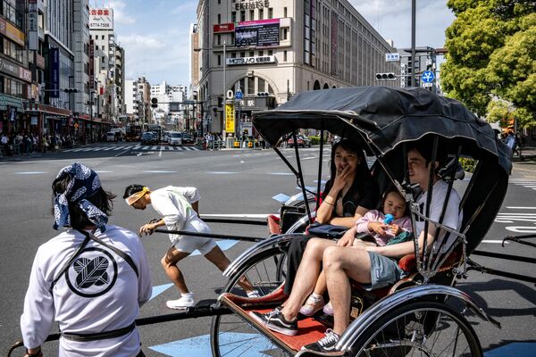Туристы катаются на рикше в Токио. - Sputnik Узбекистан