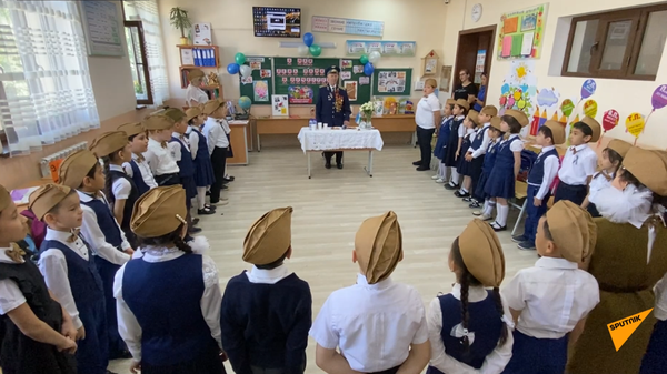 Гусака мама обменяла на хлеб — в одной из школ Ташкента прошла встреча первоклашек с ветераном. - Sputnik Узбекистан