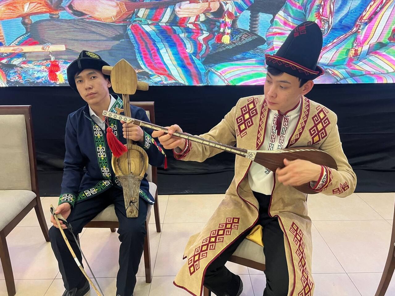 Milliy cholg‘u asbobi va libos: baxshilar festivalga qanday ...