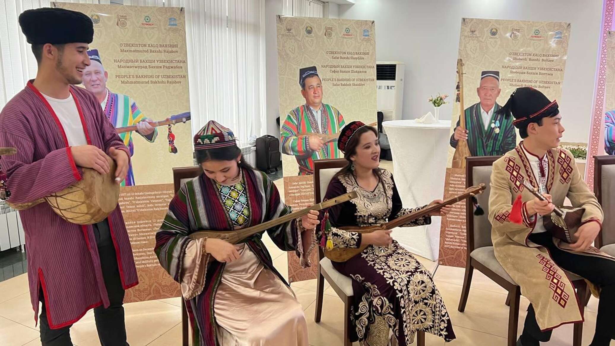 Ular onlaynda kozoynak taqishadi