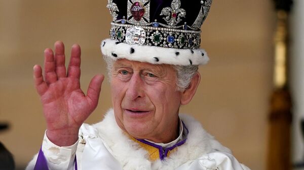 Korol Karl III mashet rukoy, prinimaya korolevskiy salyut ot voyennix na Bukingemskoy ploshadi v Londone - Sputnik O‘zbekiston