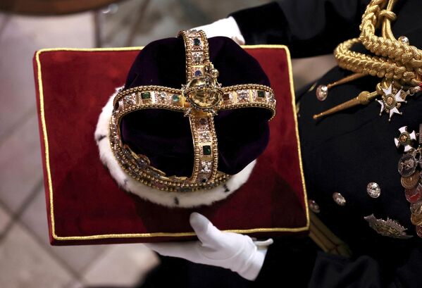 В ходе церемонии архиепископ Кентерберийский Джастин Уэлби возложил корону святого Эдуарда на голову британского монарха. - Sputnik Узбекистан