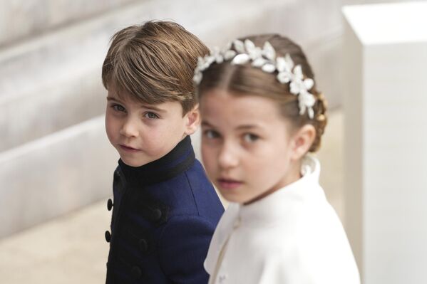 Внуки короля принцесса Шарлотта и принц Луи. - Sputnik Узбекистан