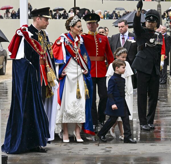 Старший сын короля Великобритании Карла III принц Уэльский Уильям с супругой принцессой Уэльской Кэтрин и детьми.  - Sputnik Узбекистан