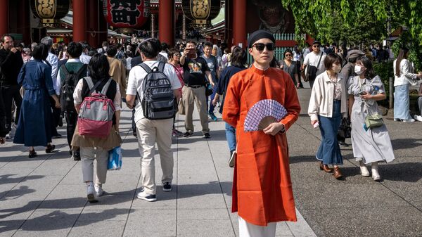 Люди во время посещения Храма Сэнсодзи в Токио - Sputnik Узбекистан