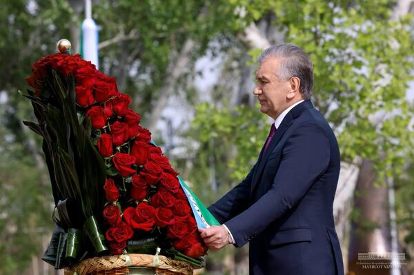 Prezident Shavkat Mirziyoyev vozlojil sveti k monumentu Oda stoykosti v Parke Pobedi - Sputnik O‘zbekiston