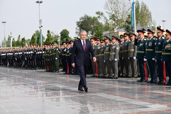 Президент Шавкат Мирзиёев возложил цветы к монументу Ода стойкости в Парке Победы - Sputnik Ўзбекистон