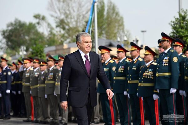 Prezident Shavkat Mirziyoyev vozlojil sveti k monumentu Oda stoykosti v Parke Pobedi - Sputnik O‘zbekiston