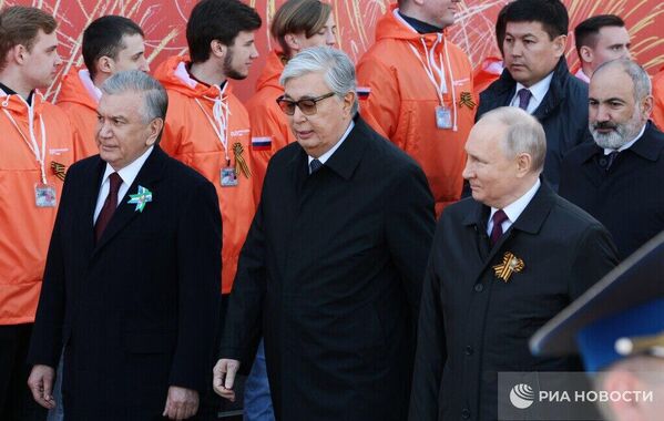 Приехавшие в Москву лидеры стран СНГ на параде - Sputnik Узбекистан