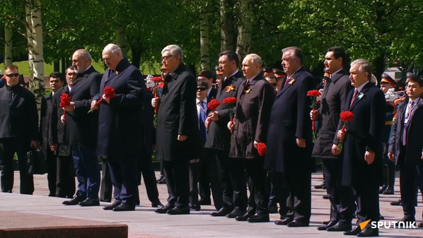 Лидеры стран СНГ после Парада Победы идут возлагать венки к Могиле Неизвестного Солдата - Sputnik Узбекистан