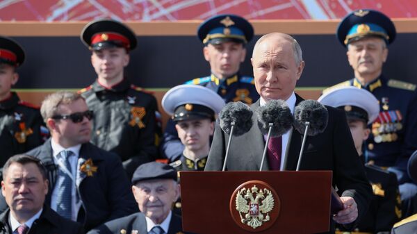 Президент РФ В. Путин и председатель правительства М. Мишустин на параде Победы в Москве - Sputnik Ўзбекистон