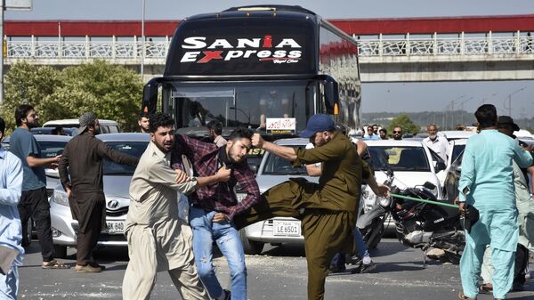 Столкновение полиции со активистами партии Tehreek-e-Insaf, протестующими против ареста бывшего премьера Пакистана Имрана Хана  - Sputnik Ўзбекистон