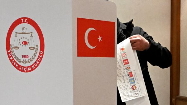 Мужчина во время досрочного голосования на всеобщих выборах на избирательном участке в посольстве Турции в Москве, архивное фото - Sputnik Ўзбекистон