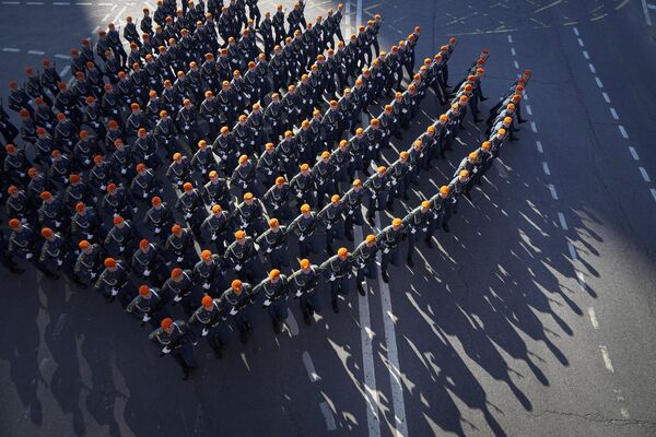 Российские солдаты маршируют на Красной площади во время военного парада в честь Дня Победы в Москве.  - Sputnik Узбекистан