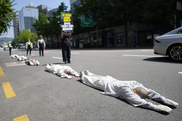 Южнокорейские буддийские монахи, буддисты и члены общественных групп во время митингу у посольство Японии в Южной Корее.  - Sputnik Узбекистан
