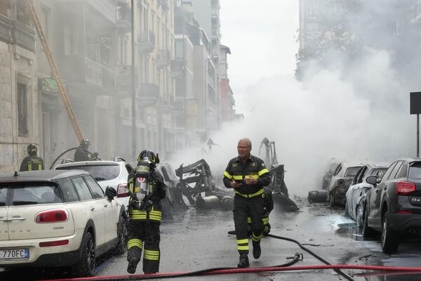Пожарные тушат огонь в здании после взрыва фургона в центре Милана. - Sputnik Узбекистан