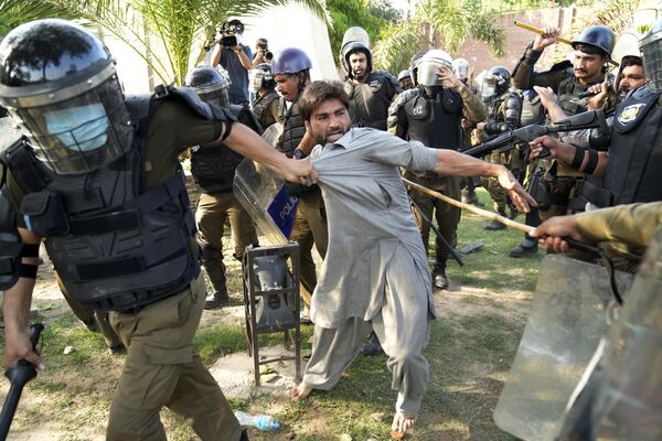 Полиция задерживает сторонника бывшего премьер-министра Пакистана Имрана Хана. - Sputnik Узбекистан