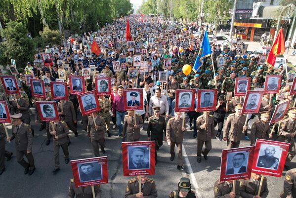 Участники акции Бессмертный полк в Бишкеке, Киргизия - Sputnik Узбекистан