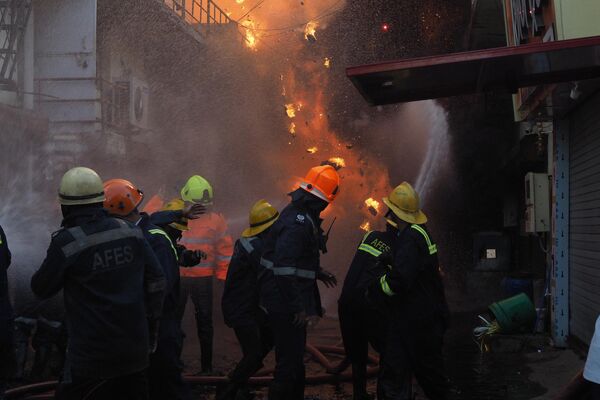Пожарные пытаются справиться с с сильным пожаром в Ахмедабаде. - Sputnik Узбекистан