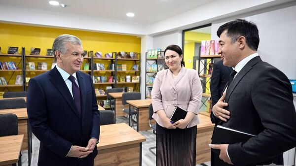 Шавкат Мирзиёев посетил школу в Шайхантахурском районе Ташкента - Sputnik Узбекистан
