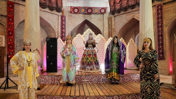 Известные дизайнеры приняли участие в этнофестивале в Кашкадарье  - Sputnik Узбекистан