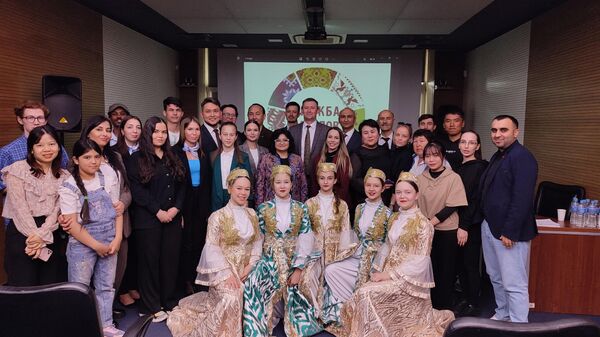 Участники круглого стола Содействие социальной и культурной адаптации иностранных граждан в Тюменской области - Sputnik Узбекистан