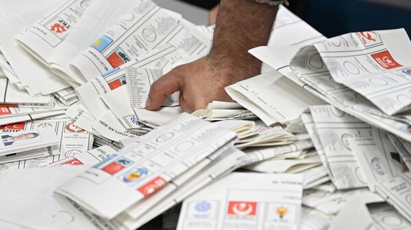 Сотрудник избирательной комиссии на одном из избирательных участков в Стамбуле во время подсчета голосов по итогам всеобщих выборов. 14 мая  в Турции выбирают 13-го президента и новый состав парламента.  - Sputnik Узбекистан