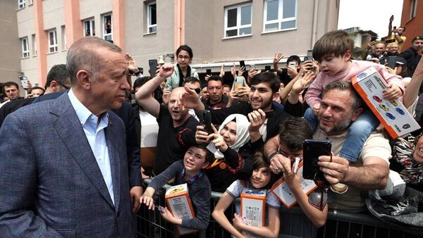 Президент Турции Реджеп Тайип Эрдоган после голосования на избирательном участке в ходе всеобщих выборов в Стамбуле. 14 мая в Турции выбирают 13-го президента и новый состав парламента. - Sputnik Ўзбекистон