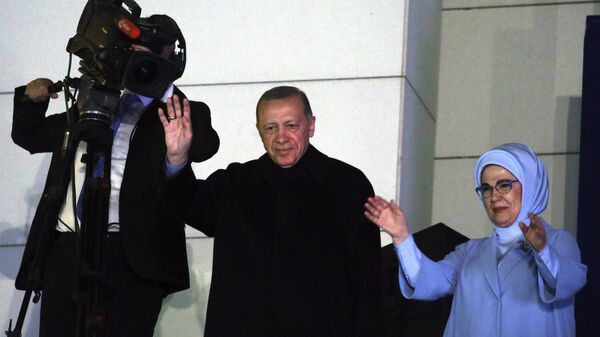 Действующий президент Турции Реджеп Тайип Эрдоган с женой на митинге в Анкаре - Sputnik Узбекистан