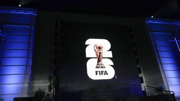 Презентация логотипа Чемпионата мира по футболу 2026 года на экране возле обсерватории Гриффита в Лос-Анджелесе в среду, 17 мая 2023 года. - Sputnik Ўзбекистон