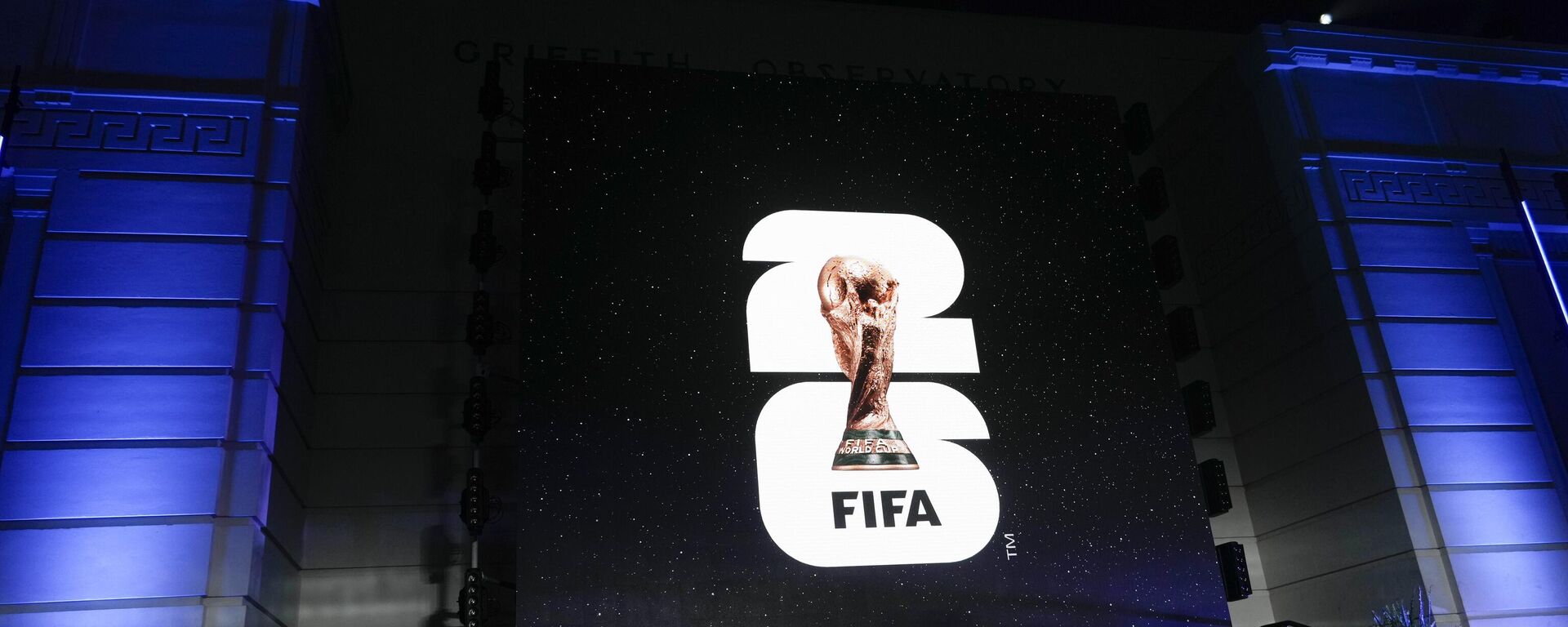 Презентация логотипа Чемпионата мира по футболу 2026 года на экране возле обсерватории Гриффита в Лос-Анджелесе в среду, 17 мая 2023 года. - Sputnik Ўзбекистон, 1920, 18.05.2023