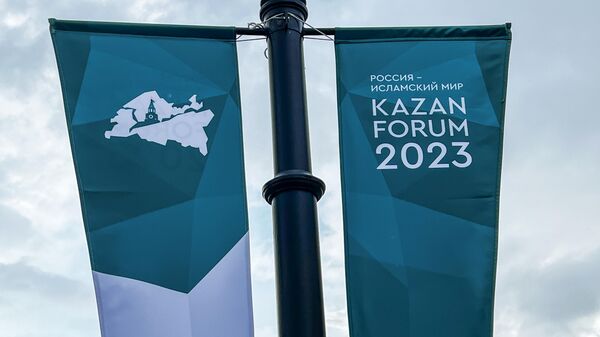 Banneri s simvolikoy foruma Rossiya - islamskiy mir v Kazani. - Sputnik O‘zbekiston