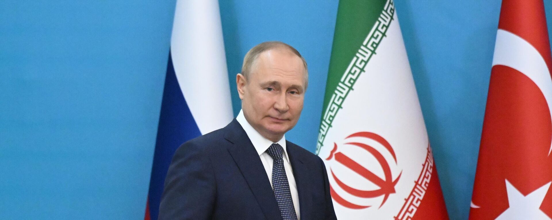  Президент РФ Владимир Путин на совместном с президентом Ирана Эбрахимом Раиси и президентом Турции Реджепом Тайипом Эрдоганом заявлении для прессы по итогам встречи глав государств - гарантов Астанинского процесса содействия сирийскому урегулированию. - Sputnik Ўзбекистон, 1920, 22.06.2025