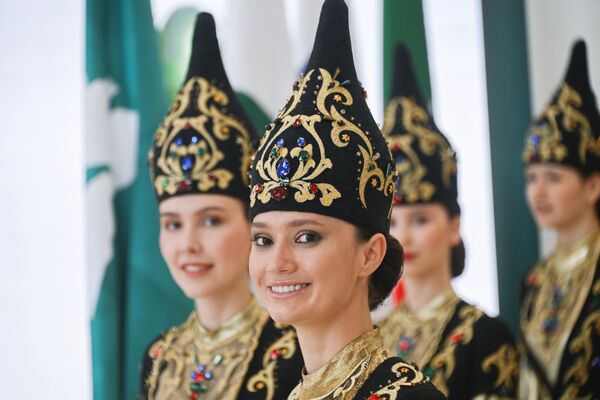 Девушки в национальных костюмах  - Sputnik Узбекистан