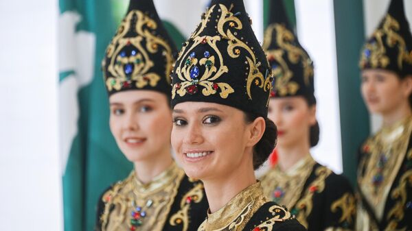 Девушки в национальных костюмах на XIV Международном экономическом форуме Россия - Исламский мир: KazanForum - Sputnik Узбекистан