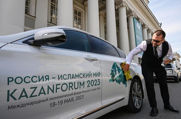 Автомобиль с символикой KazanForum  - Sputnik Узбекистан