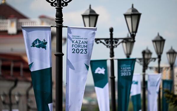 Баннеры с символикой KazanForum на территории Казанского кремля - Sputnik Узбекистан