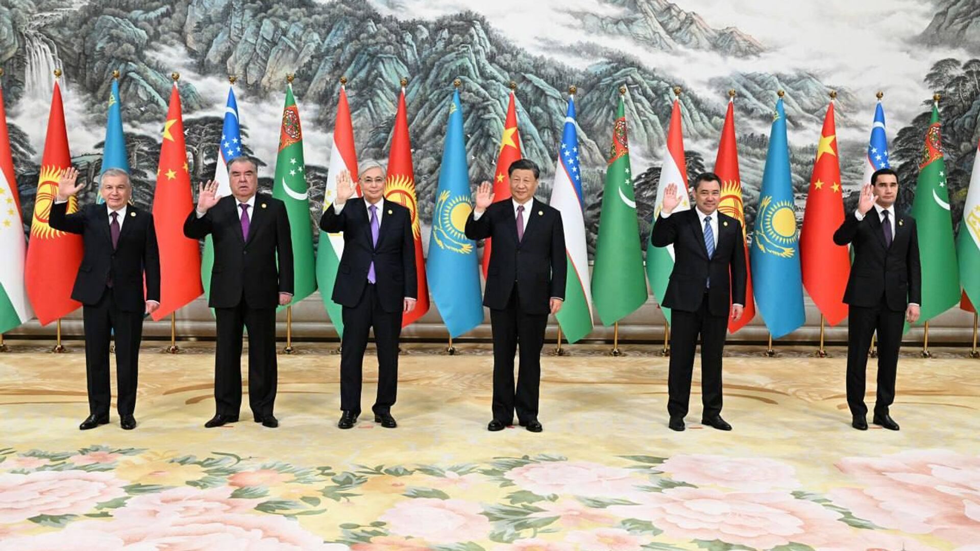 Шавкат Мирзиёев принимает участие в работе первого саммита Центральная Азия - Китай в городе Сиане - Sputnik Узбекистан, 1920, 19.05.2023
