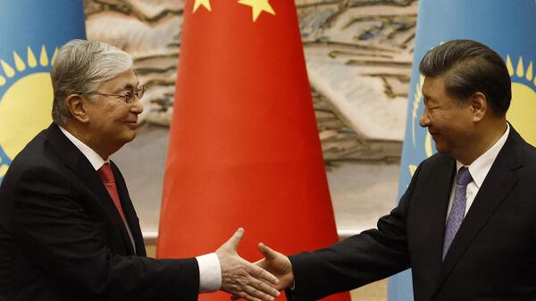 Председатель КНР Си Цзиньпин и президент Казахстана Касым-Жомарт Токаев пожимают друг другу руки во время церемонии подписания в преддверии саммита Китай-Центральная Азия в Сиане, 17 мая 2023 года. - Sputnik Узбекистан
