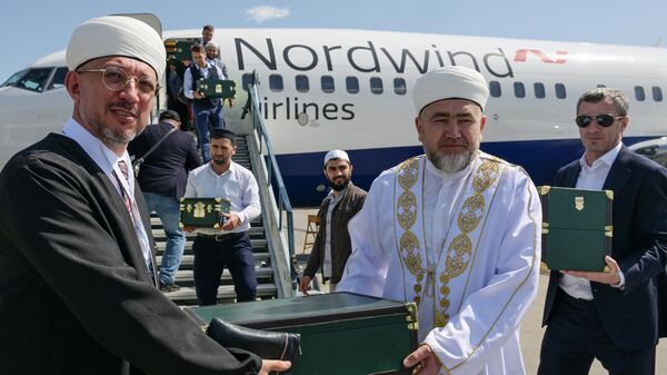 Торжественная встреча реликвий Пророка Мухаммада в аэропорту Казани - Sputnik Узбекистан