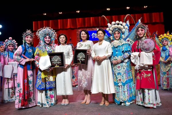 Первые леди Кыргызстана, Китая и Узбекистана посетили театр Ису в Сиане - Sputnik Ўзбекистон